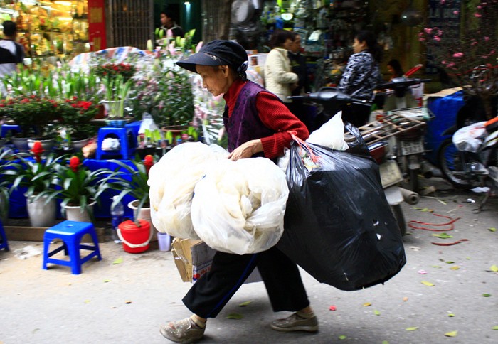 Vào tuổi này có lẽ cụ bà này đã được ở nhà vui vầy cùng con cháu !!!